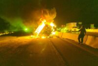حریق تریلی در محور آرادان- سرخه؛ حادثه برای ۲ کارگر شهرک صنعتی ایوانکی